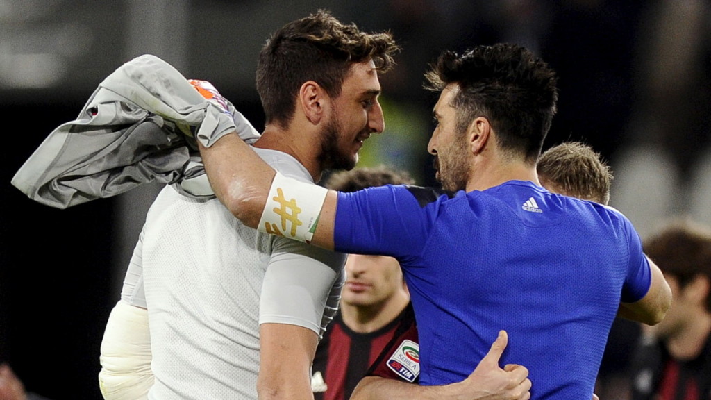 Football Soccer - Juventus v AC Milan - Italian Serie A - Juventus stadium, Turin, Italy - 21/11/15 Juventus goalkeeper Gianluigi Buffon (R) embraces AC Milan goalkeeper Gianluigi Donnarumma at the end of the match REUTERS/Giorgio Perottino - RTX1V7XW