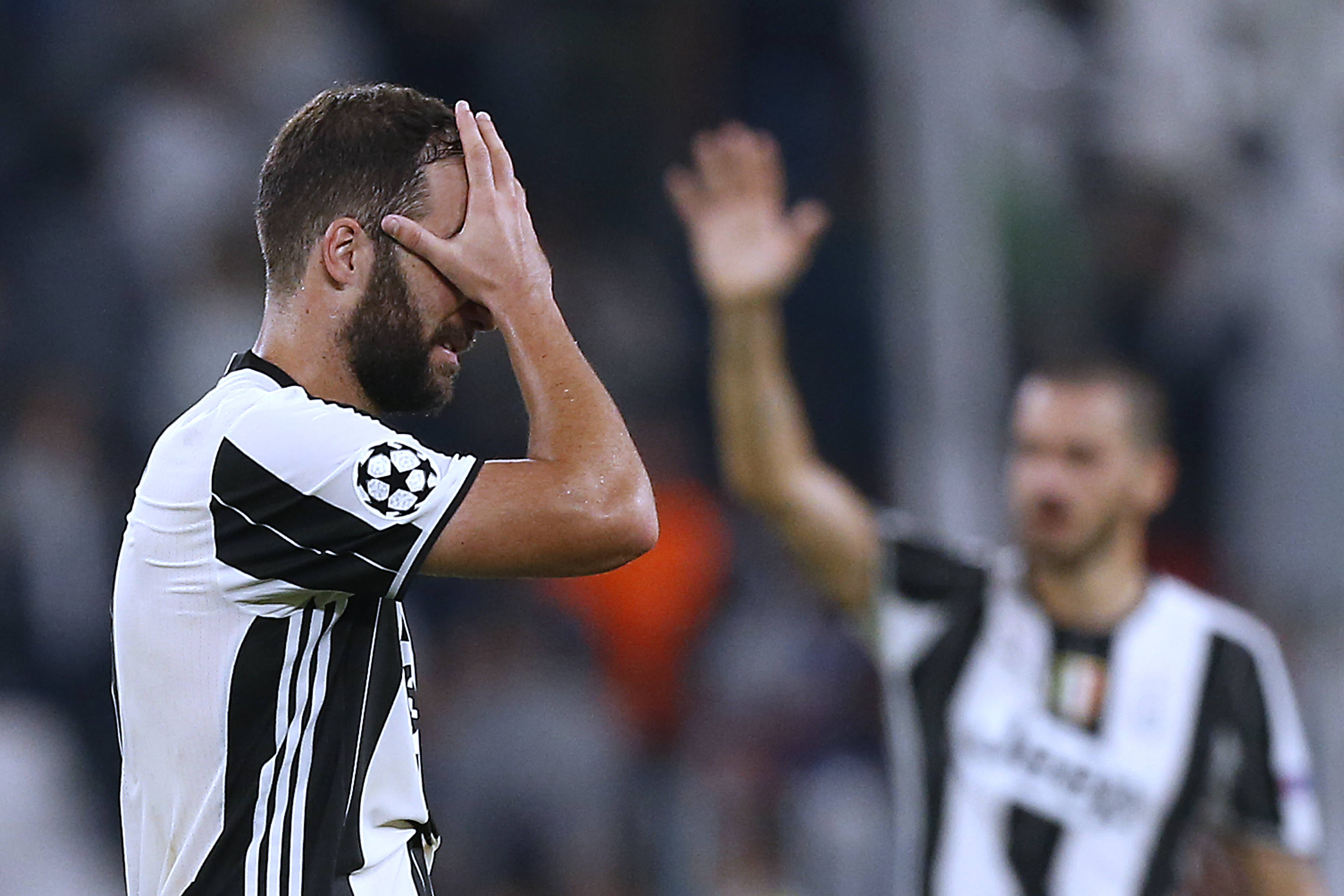 Fiorentina 2-0 Juventus: Sorry send-off for Chiellini and Dybala