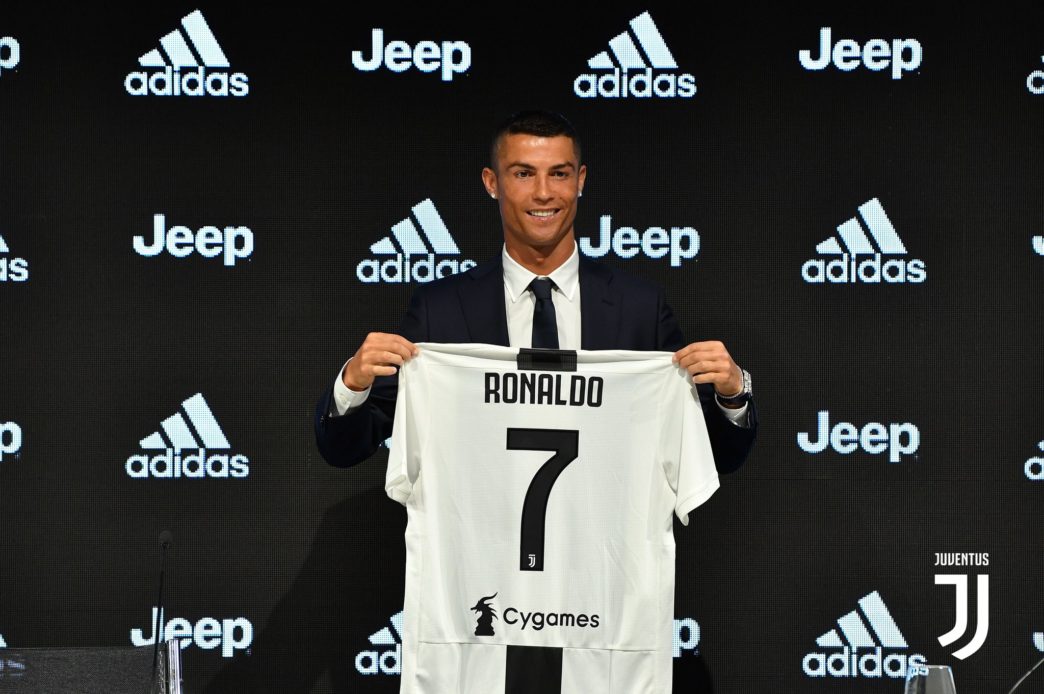 Cristiano Ronaldo models Juventus 2020-21 home kit as iconic  black-and-white stripes return - ESPN