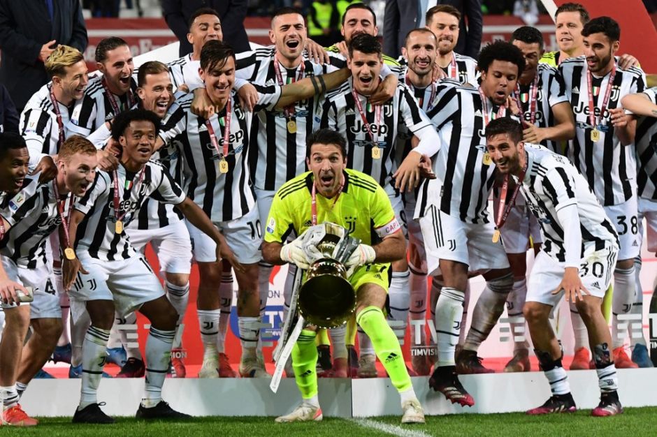 Video - Juventus players celebrate with Coppa Italia trophy -Juvefc.com