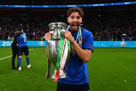 Locatelli lifting the Euro trophy for Italy