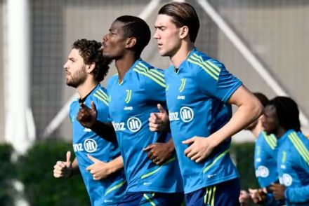 Pogba training with Juventus teammates