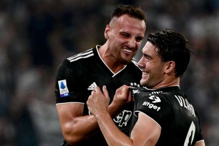 Gatti celebrating with Vlahovic