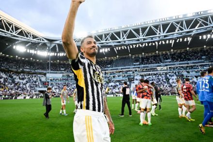 Danilo saluting Juve fans