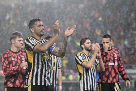 Danilo applauding Juventus fans at the Renato Dall'Ara
