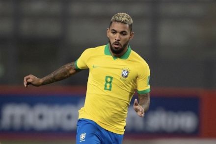 Douglas Luiz comes out in support of Vinicius Jr