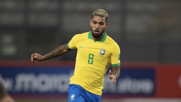 Douglas Luiz comes out in support of Vinicius Jr