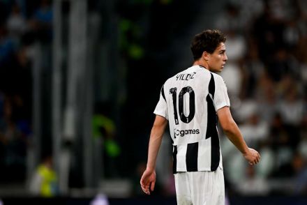 Kenan Yildiz with the number 10 shirt