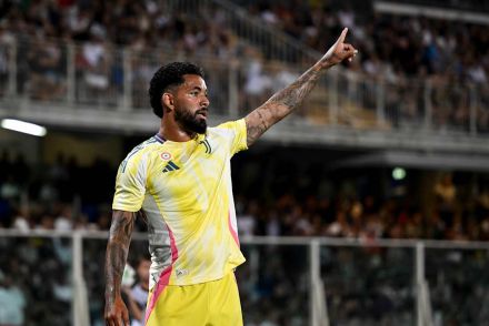 Douglas Luiz in action for Juventus