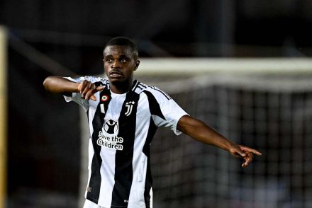 Kalulu on the pitch for Juventus