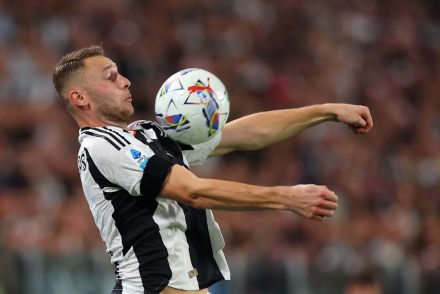 Koopmeiners controlling the ball with his chest