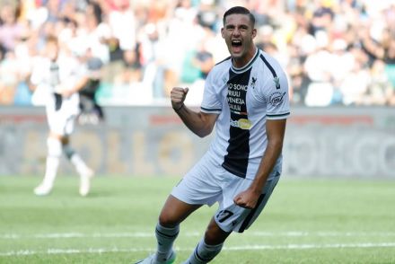 Lorenzo Lucca in action for Udinese