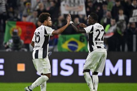 Weston McKennie and Timothy Weah high-fiving