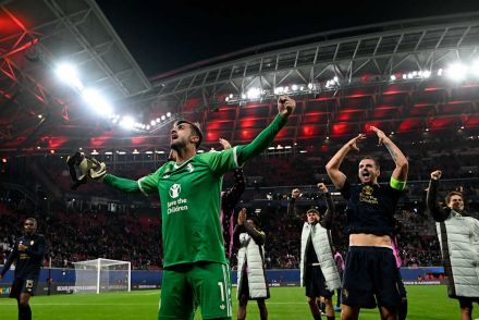 Perin celebrates win over Leipzig with Juventus teammates