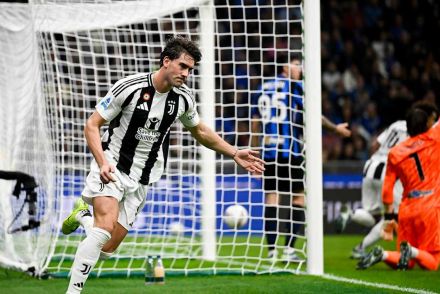 Dusan Vlahovic scores for Juventus against Inter