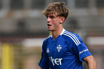 Nico Paz on the pitch for Como