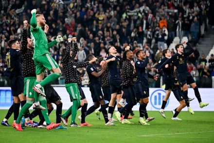 Juventus celebrating win over Lazio