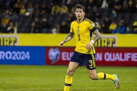 Lindelof playing for Sweden