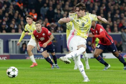 Vlahovic scoring against Lille