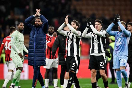 Juventus players salute the traveling supporters at San Siro