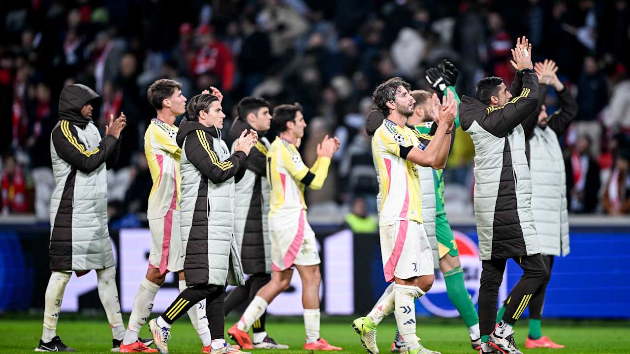 Juve players thanking the fans