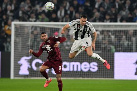 Federico Gatti winning the aerial duel against Torino