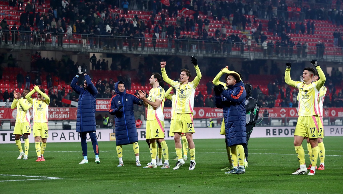 Juve players celebrating the win over Monza