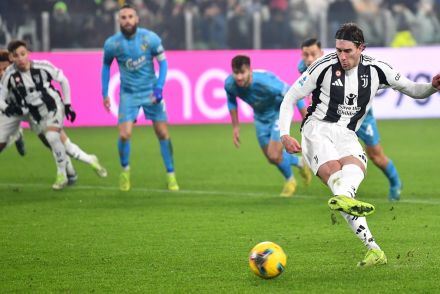 Vlahovic scores late penalty againstVenezia