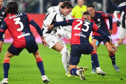 Vlahovic scoring against Cagliari