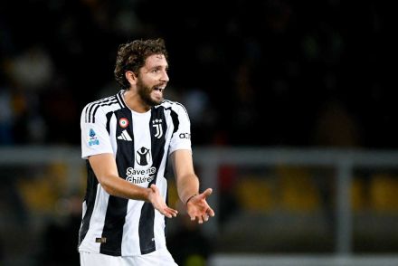 Manuel Locatelli barking instructions to his Juventus teammates