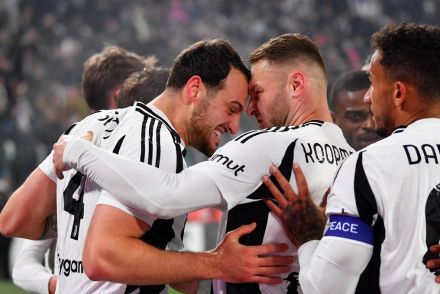 Juventus players celebrating Gatti goal v Venezia