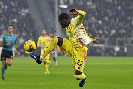 Timothy Weah controlling the ball