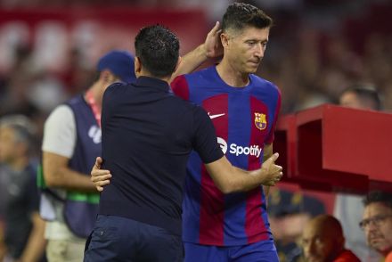 Xavi Hernandez with Robert Lewandowski