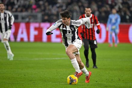 Andrea Cambiaso running with the ball against Milan