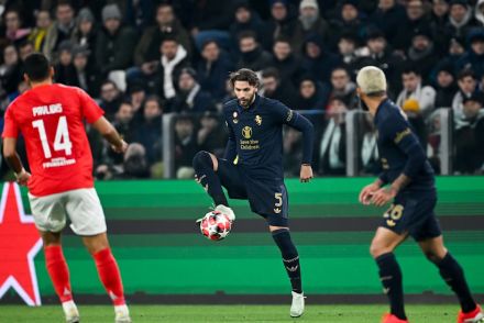 Manuel Locatelli controls the ball