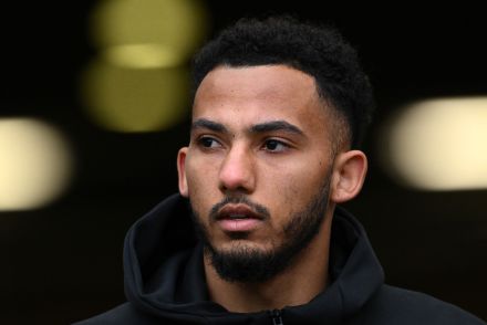 Lloyd Kelly looking on