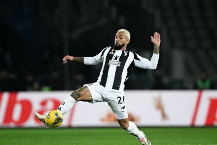 Douglas Luiz on the pitch for Juventus