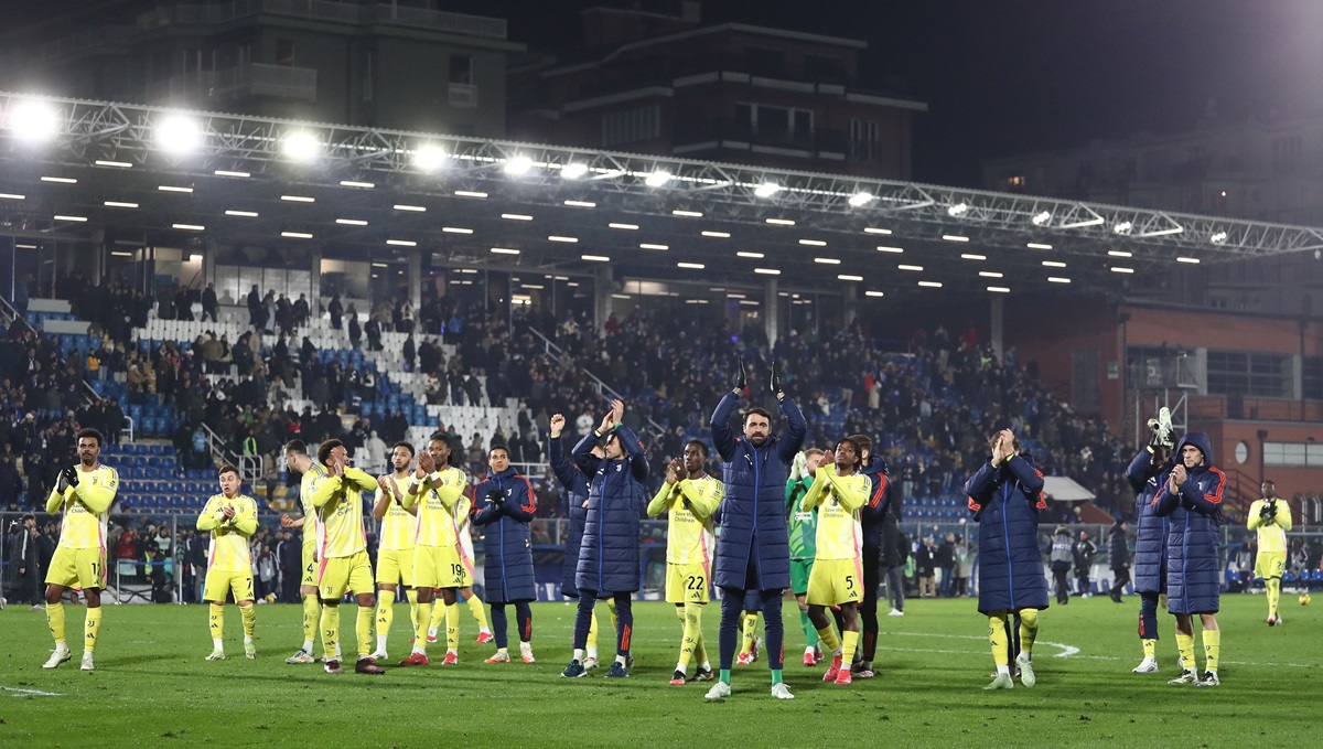 Juventus players thanking fans after beating Como