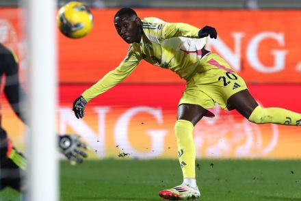 Kolo Muani scoring against Como