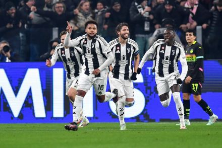 Mckennie celebrating v PSV