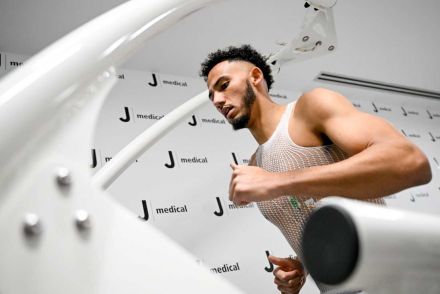 Lloyd Kelly completing Juventus medical