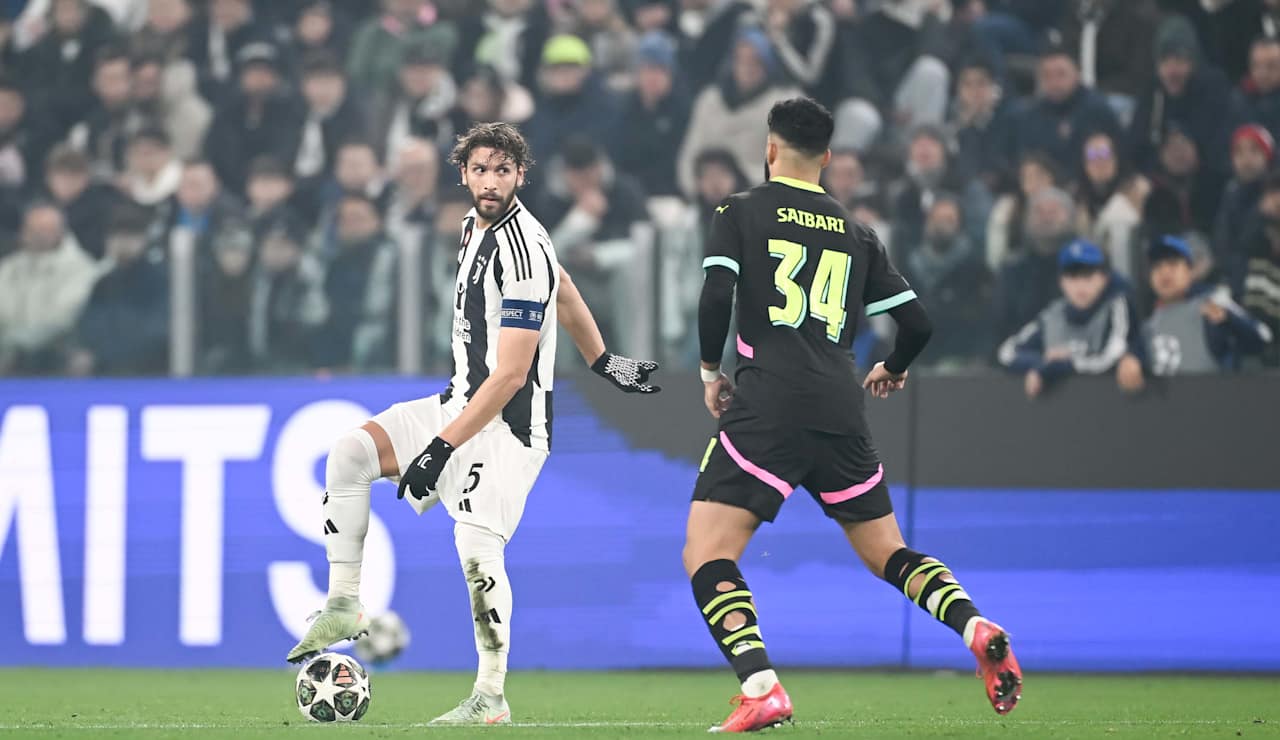 Juventus midfielder Manuel Locatelli holding possession against PSV