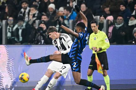Nicolo Savona crossing the ball in the Derby d'Italia