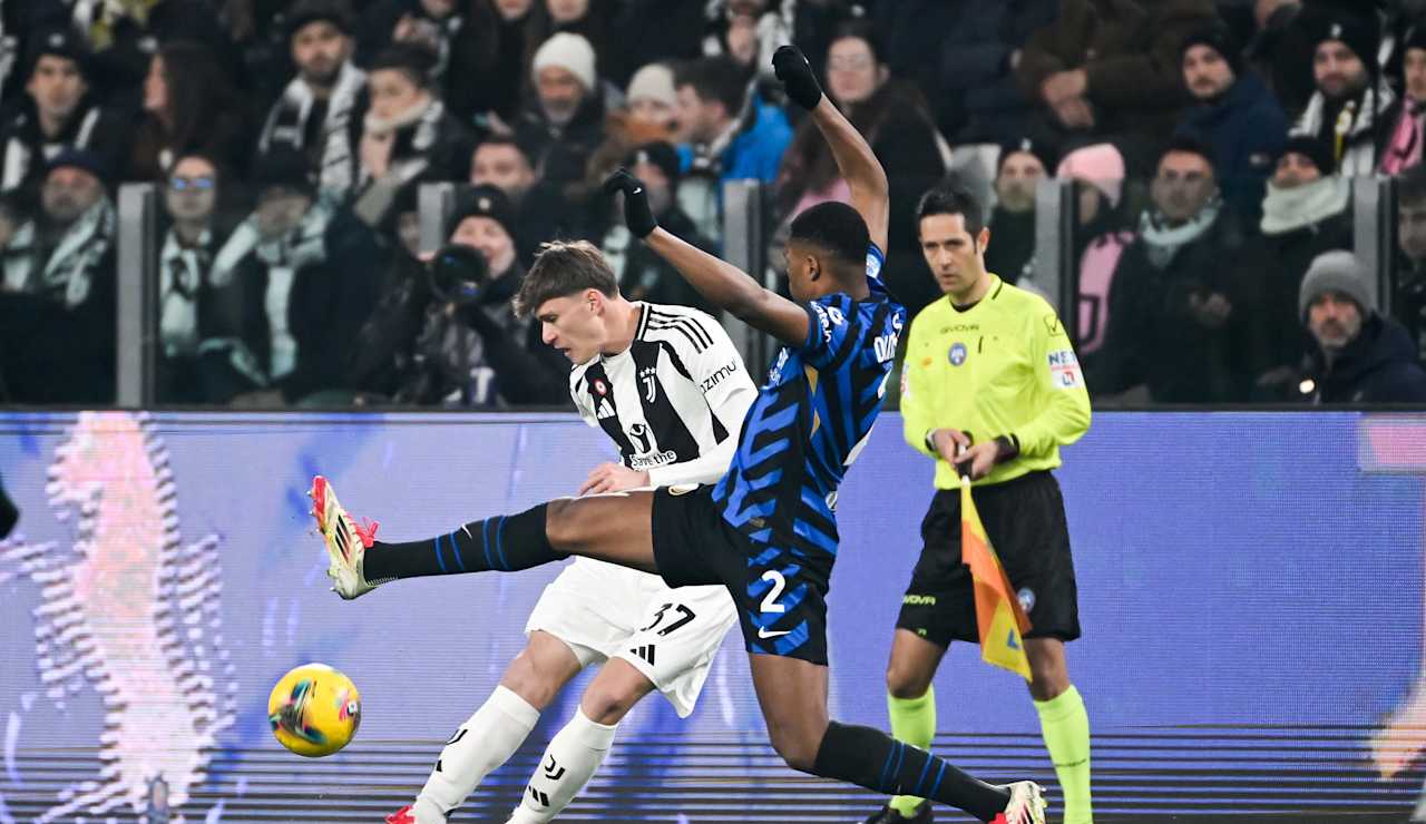 Nicolo Savona crossing the ball in the Derby d'Italia