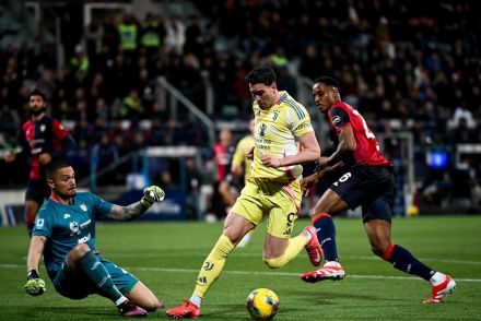 Dusan Vlahovic rounds the goalkeeper before scoring