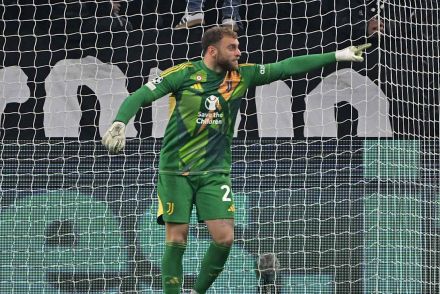 Michele Di Gregorio giving instructions to Juventus teammates