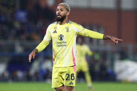 Douglas Luiz on the pitch for Juventus