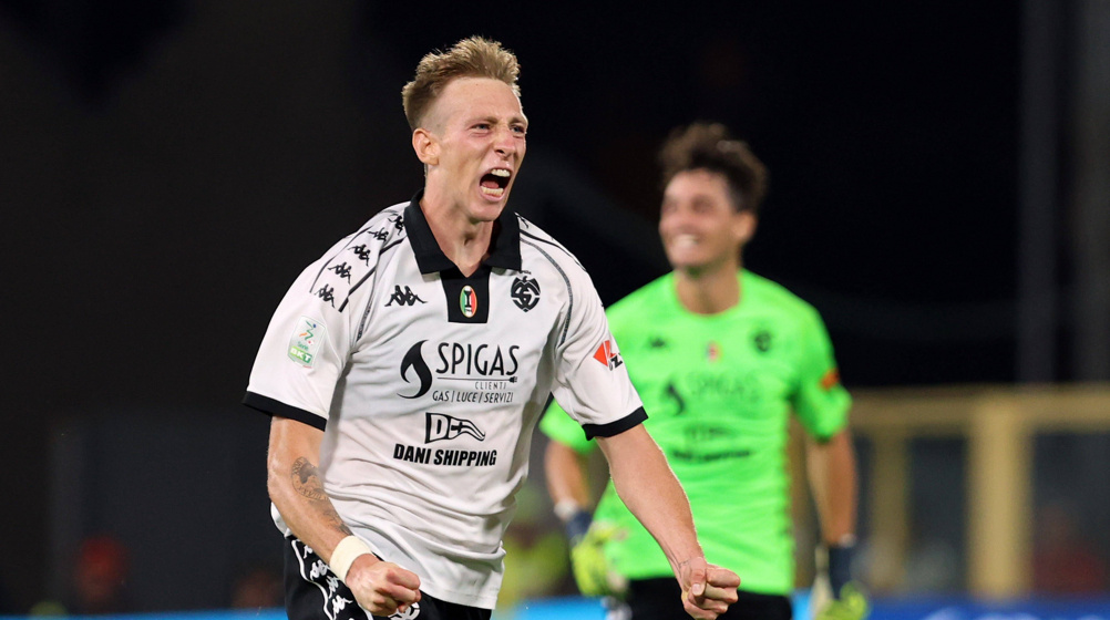 Nicolo Bertola celebrating
