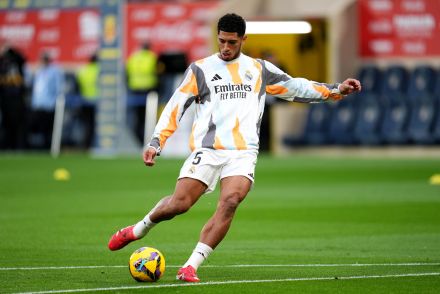 Jude Bellingham warming up