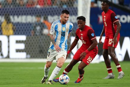 Jonathan David woth Lionel Messi